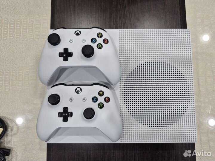 Xbox One S на 1tb с играми