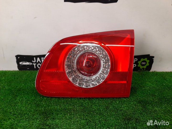 Фонарь крышки багажника правый Volkswagen Passat