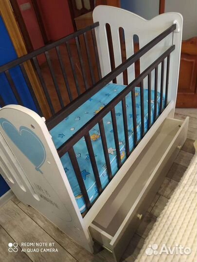 Детская кроватка с маятником и ящиком