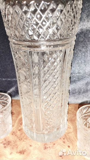 Хрустальный графин и стопки