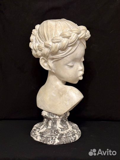 Скульптура бюст девочки