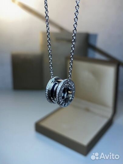 Золотой кулон Bulgari B.Zero1