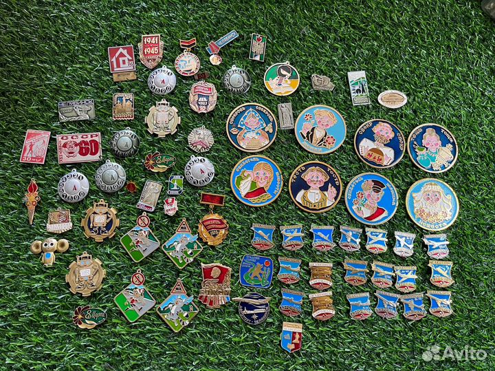 Значки времен СССР много