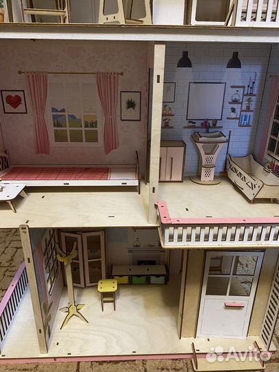 Деревянный кукольный домик с мебелью