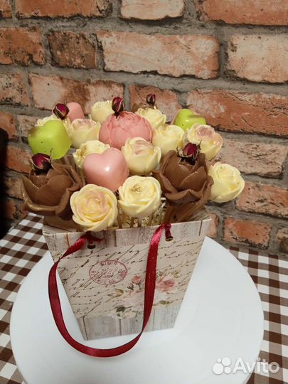 Букеты из шоколада, конфеты, леденцы