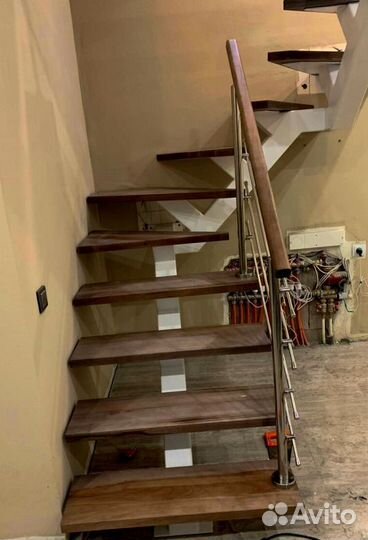 Облицовка лестничного металлокаркаса деревом