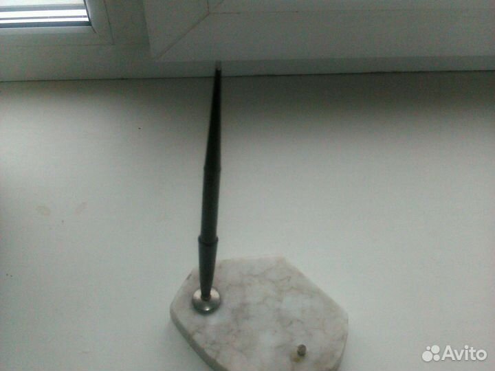 Перо на мраморной подставке