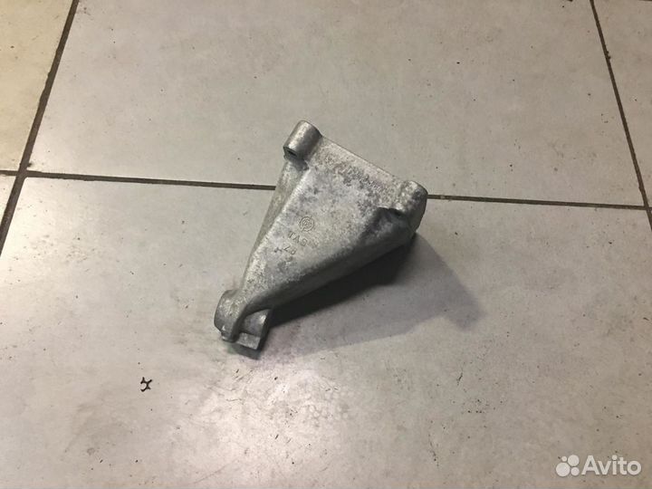 Кронштейн опоры двигателя правый M271 mercedes