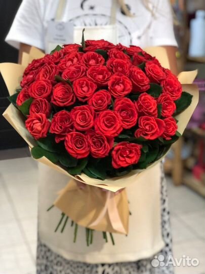 51 роза 50см с бесплатной доставкой Севастополе