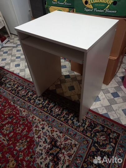 Компьютерный стол белый