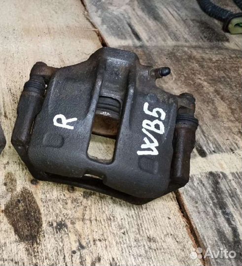 Передний правый суппорт Volkswagen Passat B5