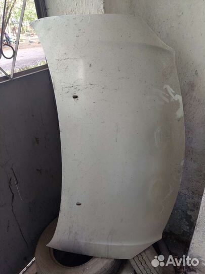 Капот toyota ist