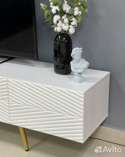 Тумба TV в белом цвете (на опорах)
