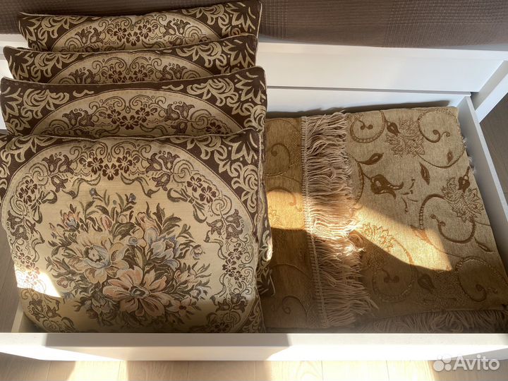 4 подушки и 2 покрывала