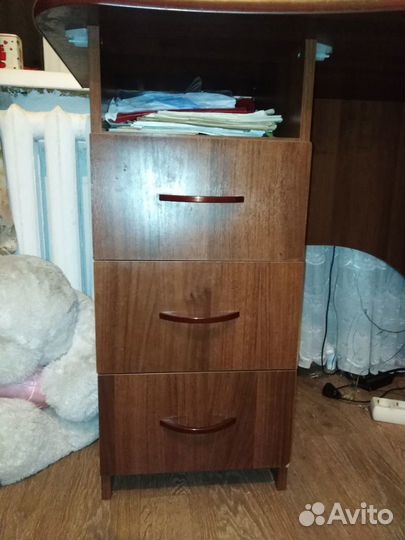 Компьютерный стол угловой с полками