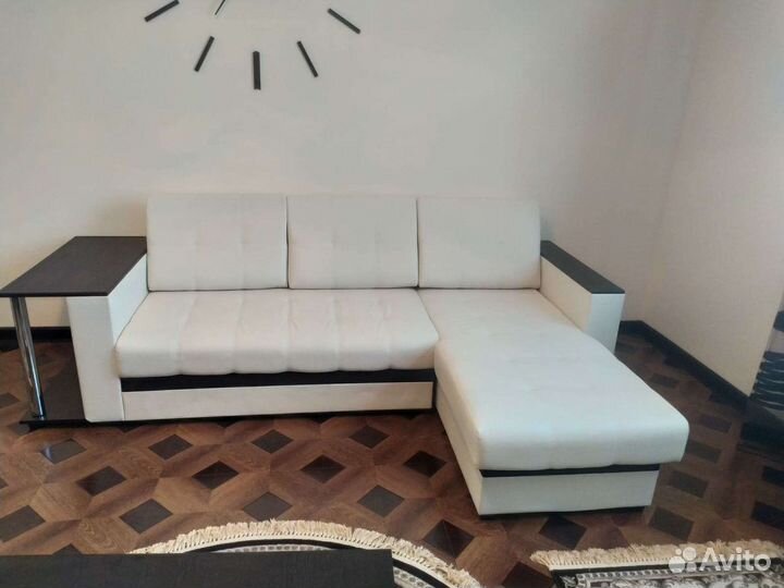 Угловой диван со столом