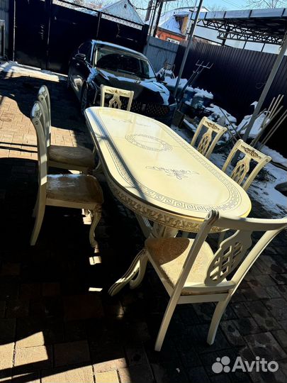 Стол со стульями