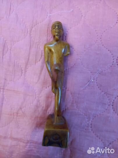 Деревянная статуэтка