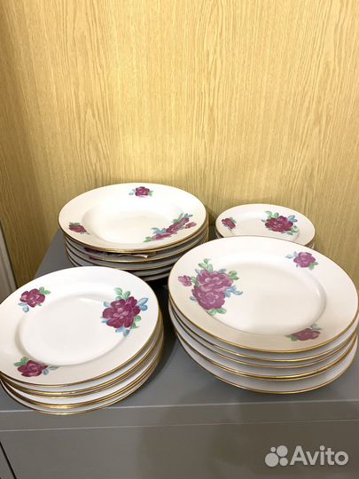 Сервиз столовых тарелок на 6 персон (23 предмета)