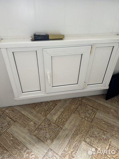 Пластиковый холодильник под окном