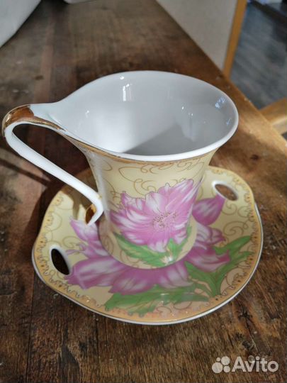 Чашка с отверстием в ручке, блюдце с отверстиями