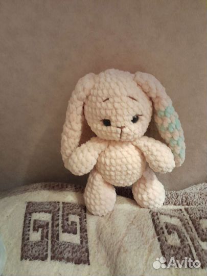 Плюшевый заяц вязаный