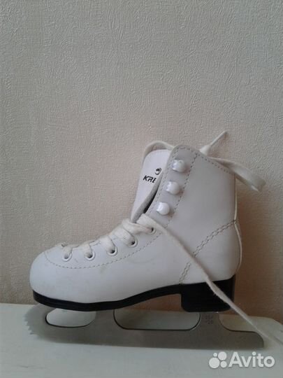 Коньки с белыми ботинками