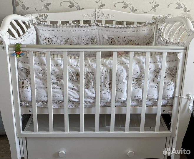 Детская кроватка с маятником