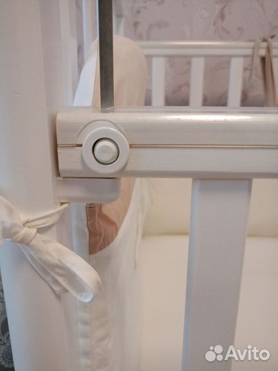 Детская кроватка с маятником