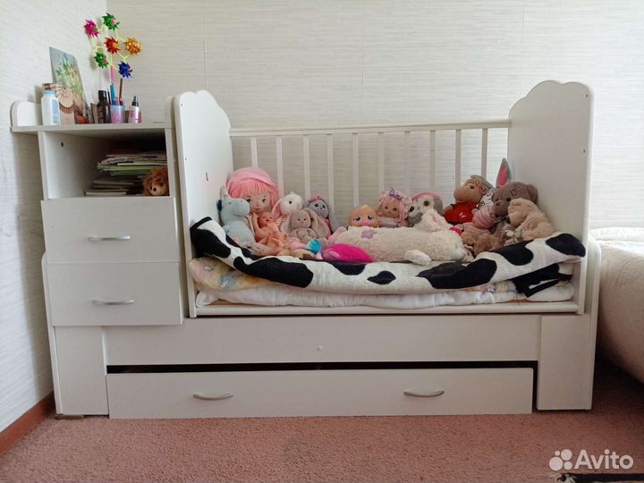 Детская кроватка и пеленальный комод