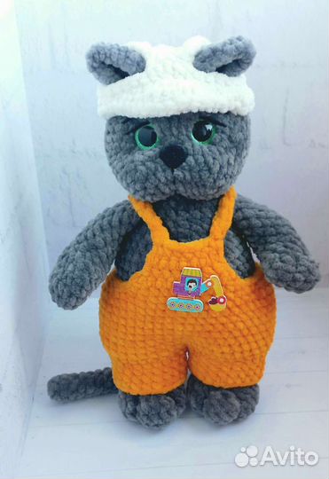 Вязаный котик строитель