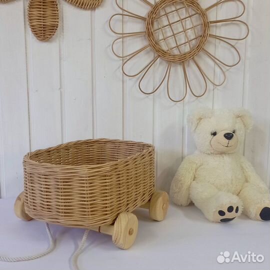 Плетеная тележка. Тележка-каталка для детских игр