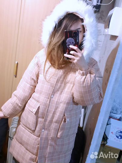 Нежно-розовый пуховик с белым мехом