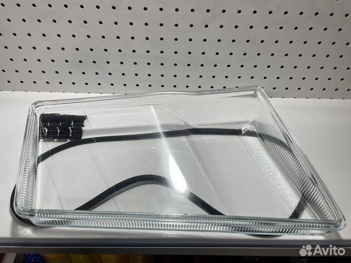 Стекло фары головного света правое с резинкой