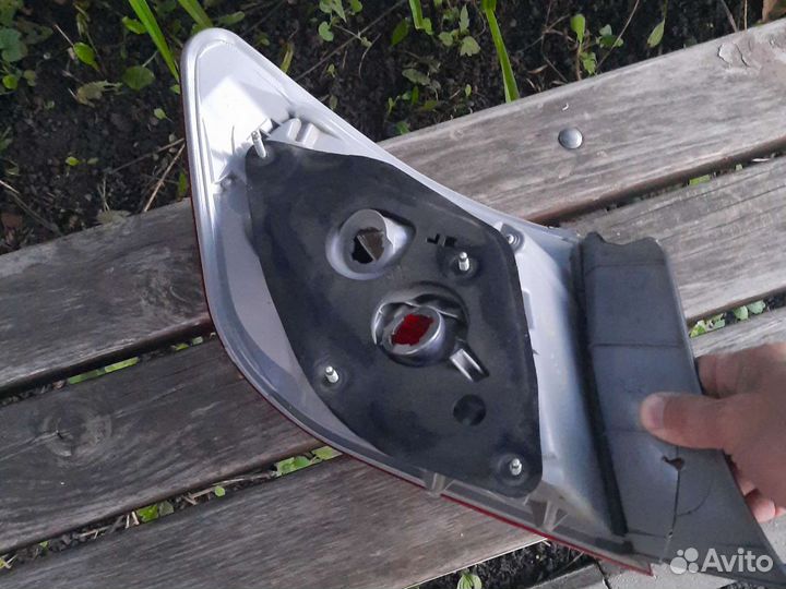 Левый задний фонарь на toyota camry 50