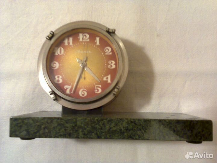 Часы настольные механические 