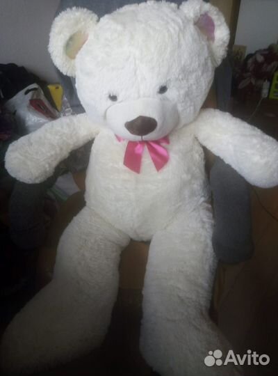 Большой плюшевый медведь