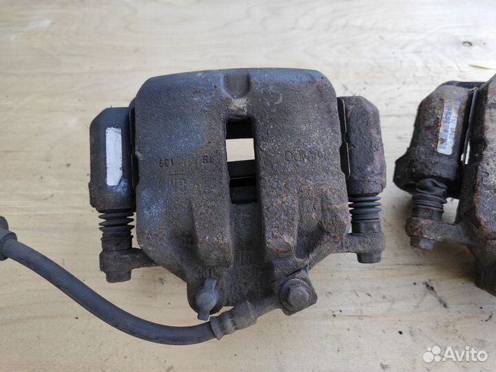 Суппорт передний левый правый на Opel Insignia