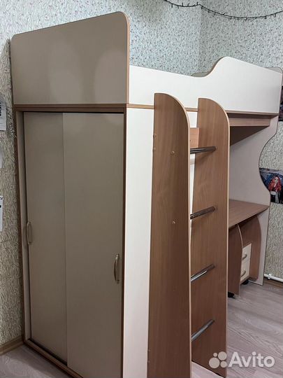 Кровать чердак со столом и шкафом б/у