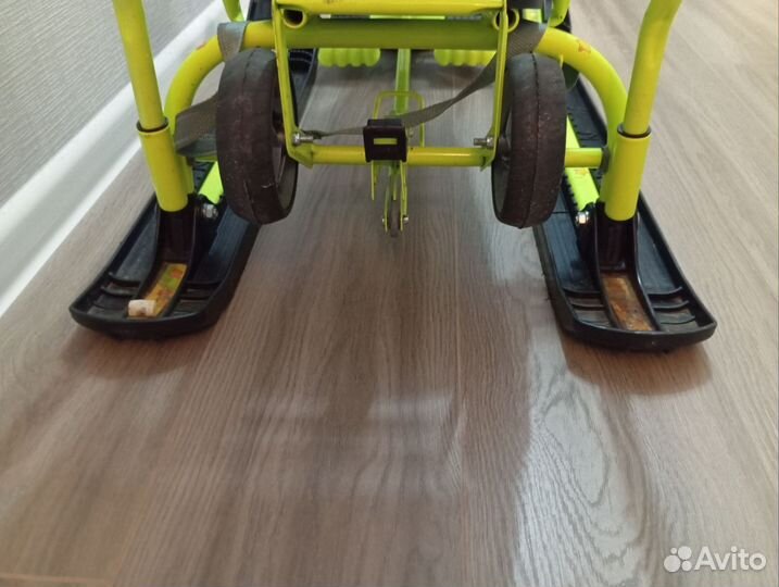 Снегокат с ручкой колесами и спинкой