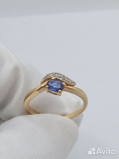Золотое кольцо с камнем 17р