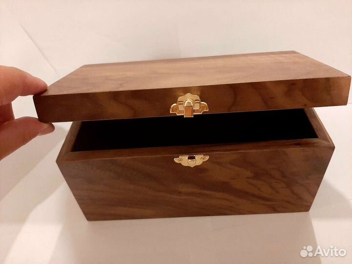 Деревянная шкатулка