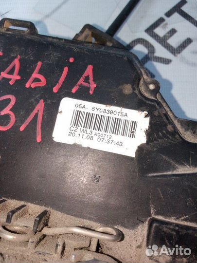 Замок двери задний левый Skoda Fabia