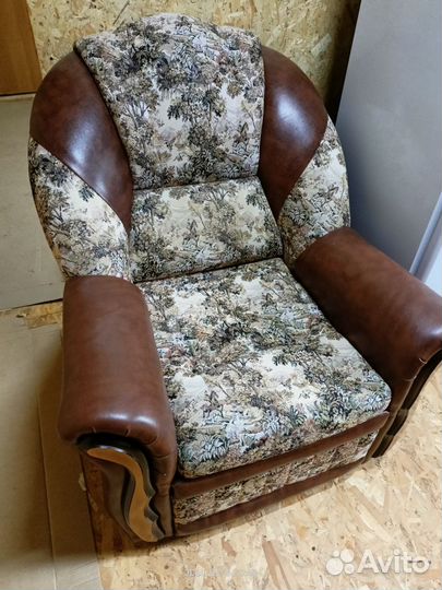 Угловой диван и кресло в хорошем состояние