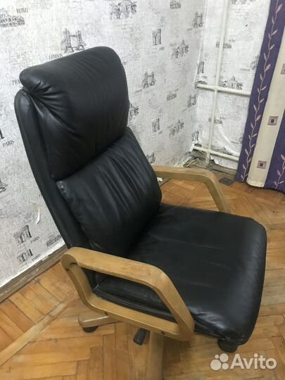 Офисное кожаное кресло бу