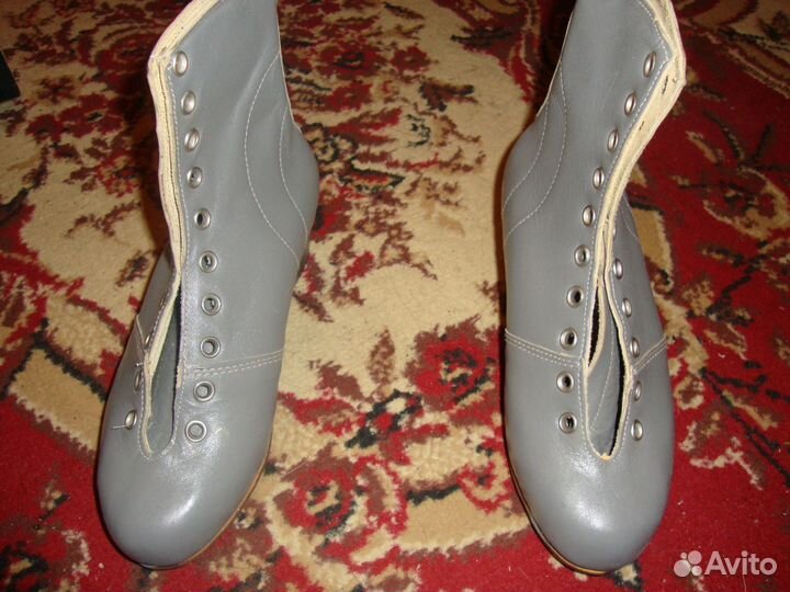 Коньковые ботинки