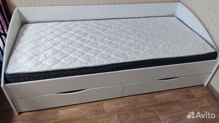 Кровать с ящиками и матрасом
