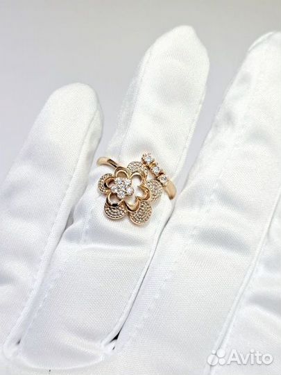 Кольцо с синтетическим камнем Золото