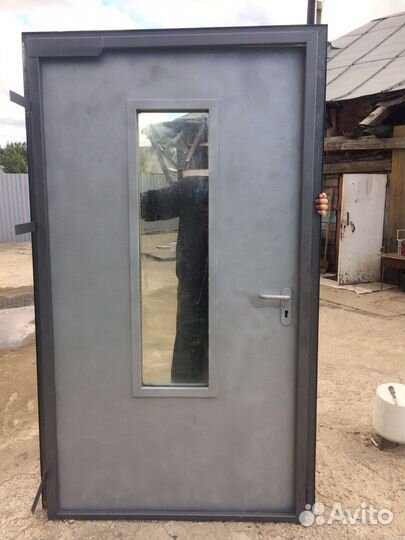 Дверь входная металлическая со стеклом не использ