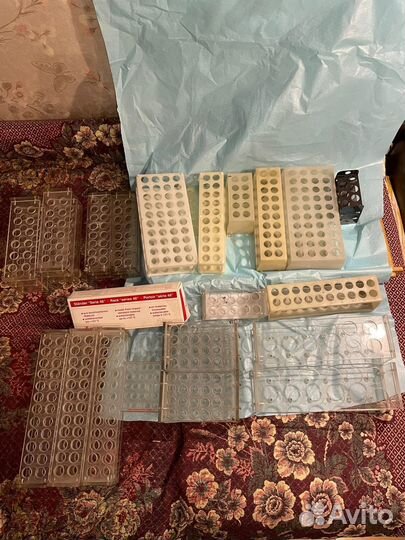 Химические колбы, пробирки, штативы, пипетки